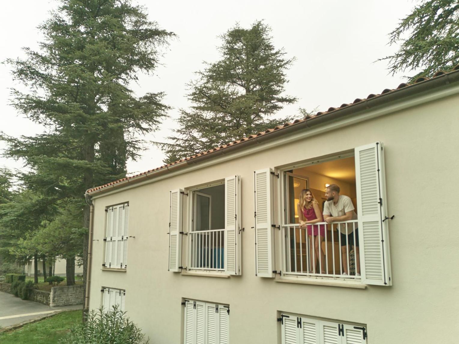 - & Adria Hotel