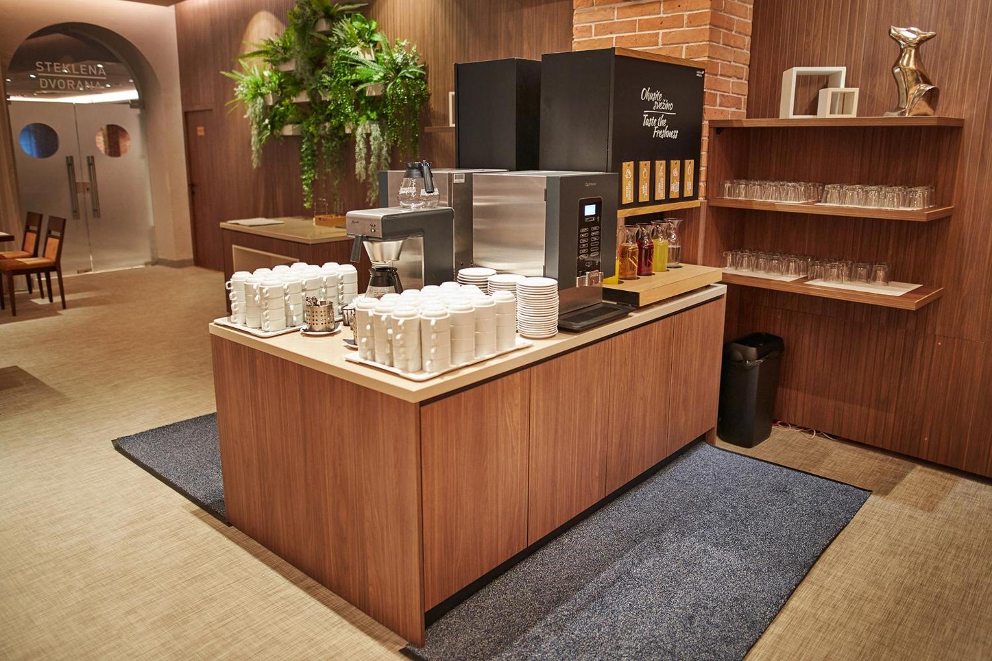 - & Adria Hotel